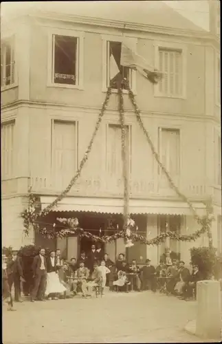 Foto Ak Frankreich, Personen vor einer Handlung, Cafe