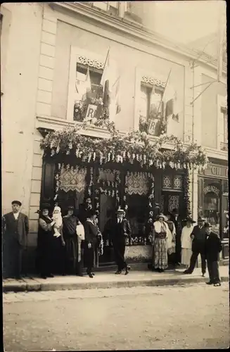 Foto Ak Frankreich, Personen vor einem Geschäft