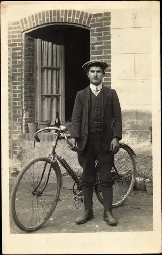 Foto Ak Mann mit Fahrrad, Portrait