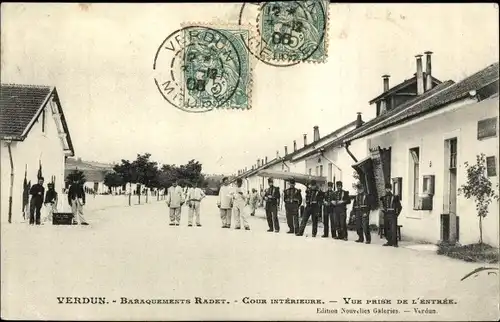 Ak Verdun Meuse, Baraquements Radet, Cour interieure, Vue prise de l'Entrée