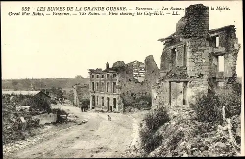 Ak Varennes en Argonne Meuse, Kriegszerstörung 1. WK, The Ruins, View showing the City-Hall