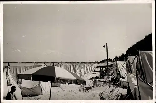 Foto Ak Ostseebad Scharbeutz in Ostholstein, Zelthotelstadt, Campingplatz am Strand, Sonnenschirm