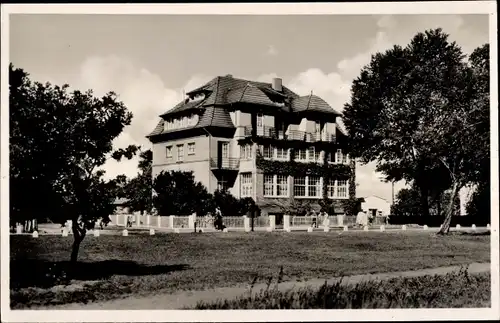 Ak Ostseebad Scharbeutz in Ostholstein, Haus im Ort, Gesamtansicht