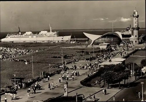 Ak Ostseebad Warnemünde Rostock, Fährschiff DR Warnemünde a. d. Mole, Leuchtturm, Teepott