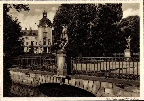 Ak Bückeburg, Brückenpartie am Schloss, Statuen, Geländer