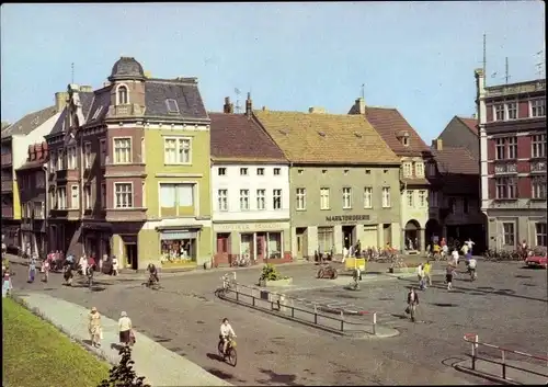 Ak Senftenberg in der Niederlausitz, Platz der Freundschaft, Marktdrogerie, Optiker Braekow