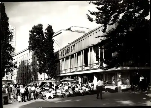 Ak Suhl in Thüringen, Interhotel Thüringen Tourist, Terrasse, Passanten