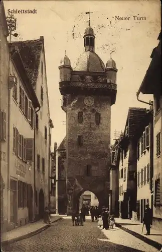 Ak Sélestat Schlettstadt Elsass Bas Rhin, Neuer Turm, Passanten