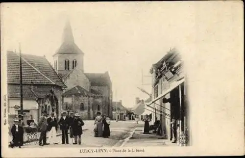 Ak Lurcy Lévis Lévy Allier, Place de la Liberté, Kirche, flanierende Menschen