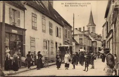 Ak Varennes sur Allier, Rue Anoine Fayard, Strassenpartie, Strassenmaler, Kirche