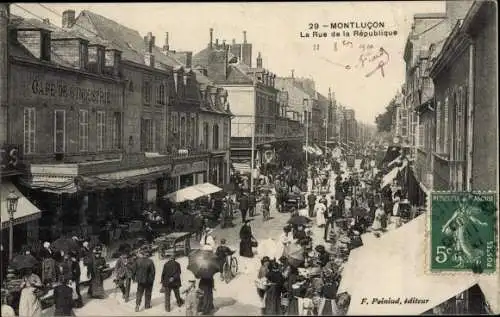 Ak Montluçon Allier, la Rue de la République, Strassenpartie