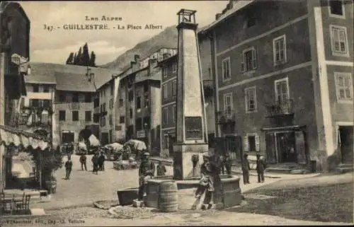 Ak Guillestre Hautes Alpes, la Place Albert, Brunnen, Fässer, Fuhrwerke