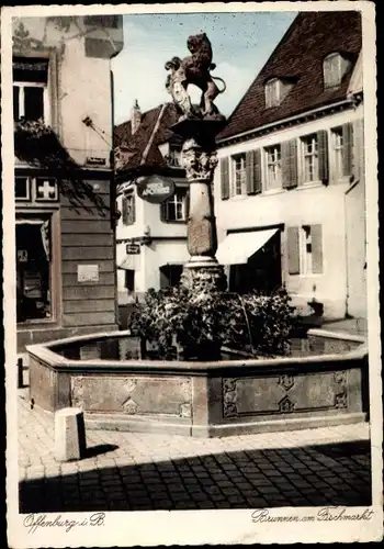 Ak Offenburg in Baden Schwarzwald, Brunnen am Fischmarkt