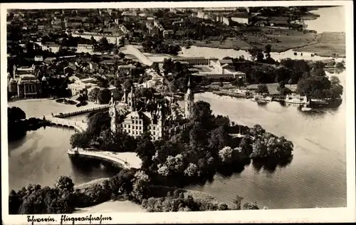 Ak Schwerin in Mecklenburg Vorpommern, Fliegeraufnahme der Stadt