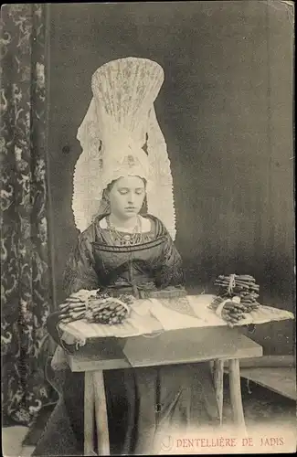 Ak Dentelliere de Jadis, Tracht, Klöpplerin