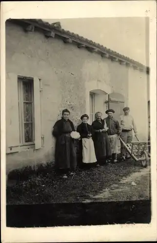 Foto Ak Gruppenbild vor einem Wohnhaus, Schubkarre