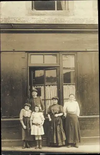 Foto Ak Familienbild vor einem Laden, Geschäft