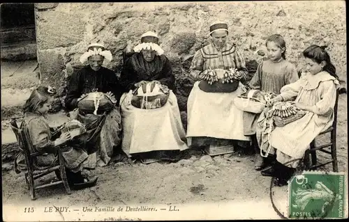 Ak Le Puy, Une Famille de Dentellieres, Klöpplerinnen, Tracht