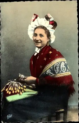Ak Le Velay Pittoresque, Dentelliere, Klöpplerin in Tracht