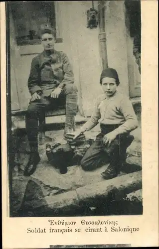 Ak Saloniki Thessaloniki Griechenland, Soldat francais se cirant a Salonique, Schuhputzer