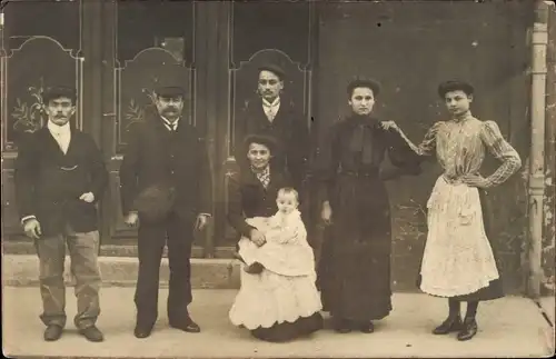 Foto Ak Gruppenaufnahme von Männern und Frauen, Baby