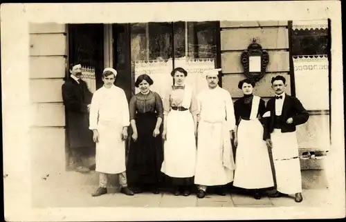 Foto Ak Frankreich, Köche und Kellner vor einem Restaurant