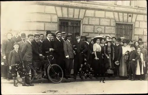 Foto Ak Männer und Frauen vor einem Gebäude, Gruppenaufnahme