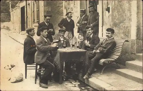 Foto Ak Maine et Loire, Männer vor einem Restaurant