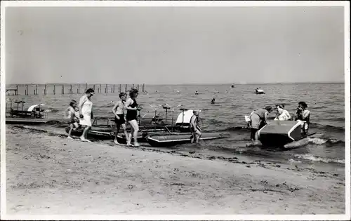 Foto Ostseebad Scharbeutz in Ostholstein, Strandleben, Partie am Strand, Tretboote