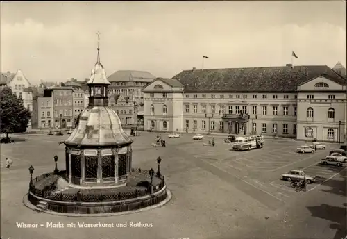 Ak Hansestadt Wismar, Markt mit Wasserkunst und Rathaus