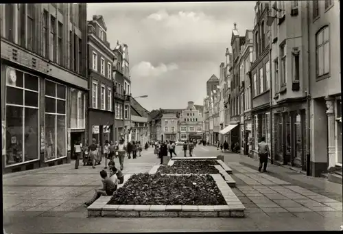 Ak Wismar in Mecklenburg Vorpommern, Partie auf der Krämerstraße, Blumenbeete, Geschäfte