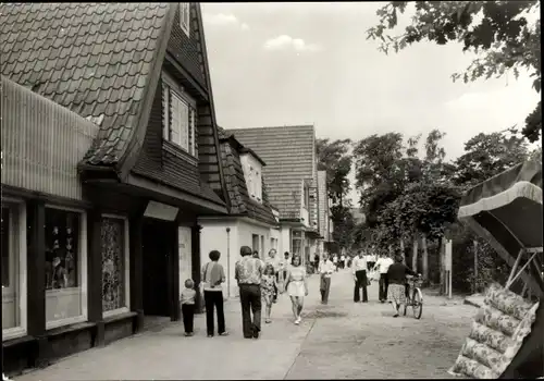 Ak Ostseebad Boltenhagen, Partie auf dem Mittelweg, Passanten