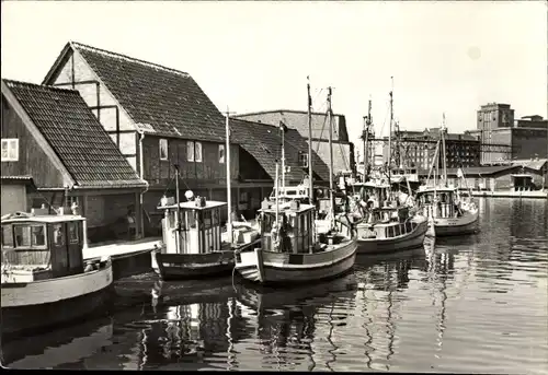 Ak Wismar a.d. Ostsee, Hafenpartie mit Booten und Häusern