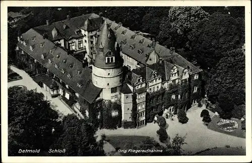 Ak Detmold in Nordrhein Westfalen, Fliegeraufnahme vom Schloss, Schlosshof