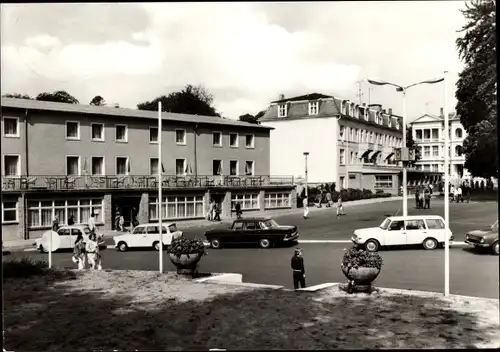 Ak Ostseebad Heringsdorf auf Usedom, Straßenpartie, Autos, Passanten, Ferienheim