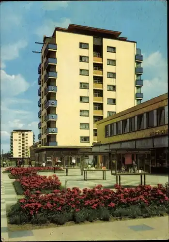 Ak Eisenhüttenstadt in Brandenburg, Leninallee, Blumenbeete, Hochhaus