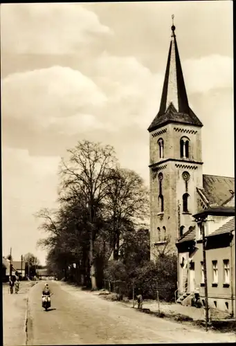 Ak Schmachtenhagen Oranienburg im Kreis Oberhavel, Dorfstraße mit Kirche