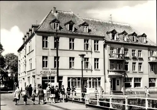 Ak Rostock Warnemünde, Blick auf FDGB Erholungsheim am alten Strom, Zigarren