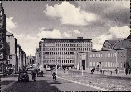 Ak Kiel a.d. Ostsee, Hauptbahnhof mit Raiffeisenhaus und Straßenpartie