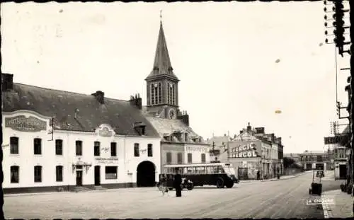 Ak Hirson Aisne, Place E. Villemant, Straßenpartie, Autobus