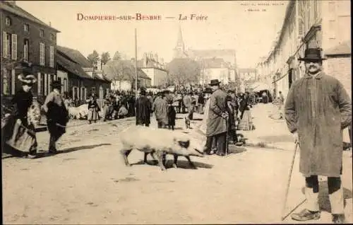 Ak Dompierre sur Besbre Allier, La Foire, Schwein, Mann in Tracht