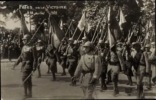 Ak Paris, Fetes de la Victoire 1919, Soldaten in Uniformen