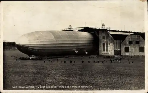 Ak Das neue Luftschiff Graf Zeppelin wird aus der Halle gebracht