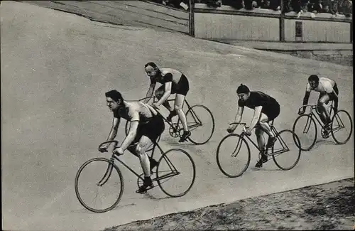Ak Radrennfahrer auf der Rennbahn