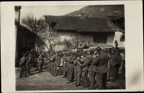 Foto Ak Schweizer Soldaten in Uniform, Ortspartie