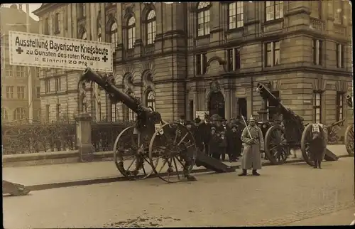 Foto Ak München Bayern, Ausstellung Bayerischer Kriegsbeute, Deutsches Rotes Kreuz