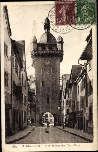 Ak Sélestat Schlettstadt Elsass Bas Rhin, Tour et Rue des Chevaliers, Tor, Passanten