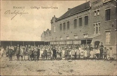 Ak Hannut Wallonien Lüttich, College Sainte Croix, Kinder, Gruppenbild vor der Schule