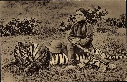 Ak Soeriama, Dochter van den Radja van Kurnool met den door haar geschoten tijger
