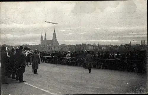 Ak Zeppelins große Fernfahrt nach München 1909, Luftschiff über der Stadt